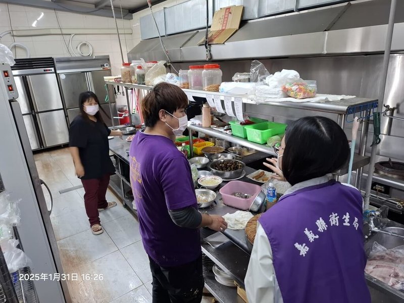 春期節間6名民眾至東石吃烤鮮蚵後陸續出現疑似食品中毒現象送醫，嘉義縣衛生局日前接獲醫院通報後到店家進行調查。（嘉義縣衛生局提供）中央社記者蔡智明傳真  114年2月5日