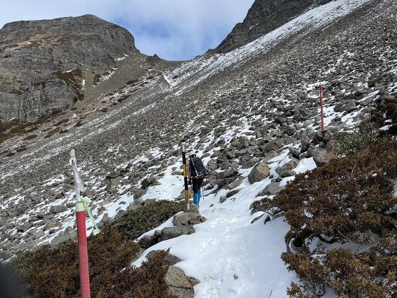 雪季登山易因山徑遭積雪覆蓋或濃霧失去方向感，雪霸國家公園管理處在雪山主峰至北稜角鞍部往翠池方向架設輔助導引樁，讓山友能有明確的路標可依循，減少迷途機率。（雪霸保育志工陳麗君、張婕端提供）中央社記者管瑞平傳真  114年2月5日