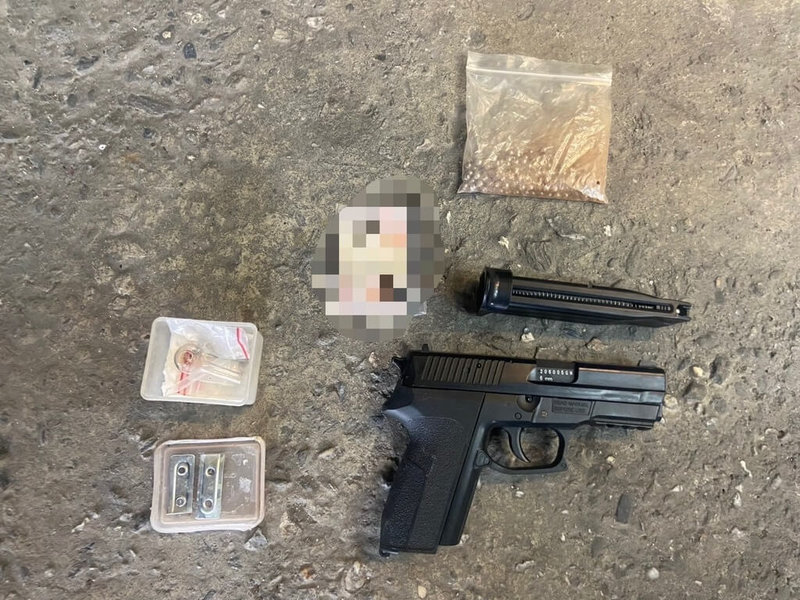 花蓮46歲林姓男子持空氣槍隨機射擊店家玻璃大門,警方循線鎖定林男住所,4日搜索查扣氣動槍枝、鋼珠彈及毒品安非他命殘渣袋,並將人依法送辦。(吉安警分局提供)中央社記者張祈傳真 114年2月5日