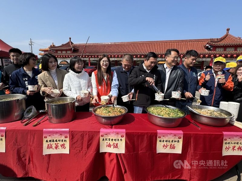 雲林褒忠鄉馬鳴山鎮安宮五年千歲元宵遶境吃飯擔文化逾百餘年歷史，今年以「月擔月興」主題，月眉村民總動員，將準備油飯、炒麵甚至烤鱷魚，招待來自各地民眾。 中央社記者姜宜菁攝  114年2月5日