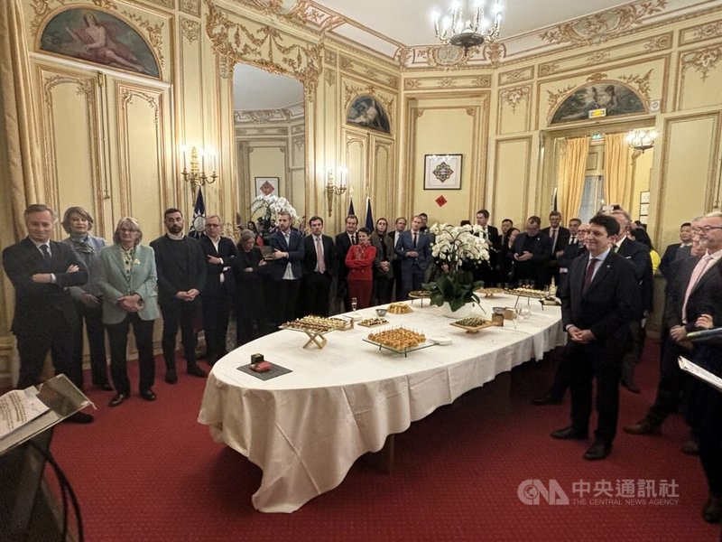 駐法代表處4日晚間舉辦國會友台小組新春餐會，國民議會以及參議院兩院友台小組議員、前部長、智庫學者、研究員等40多人出席，共同討論台海議題與台法新的合作可能。中央社記者曾婷瑄巴黎攝  114年2月5日