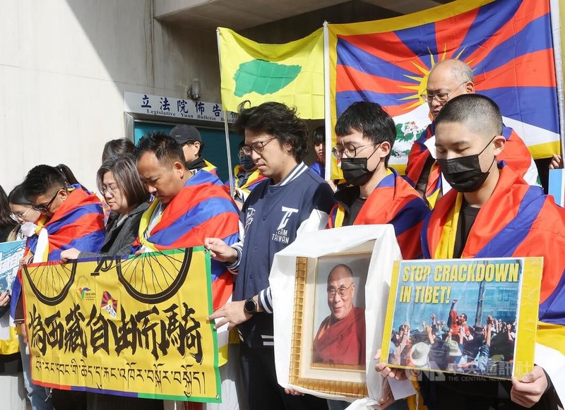 西藏台灣人權連線發起「為西藏自由而騎」活動,盼讓更多人知道西藏被中共壓迫的苦難,5日上午與數個聲援團體在228公園集合,接著騎乘腳踏車抵達立法院群賢樓前舉行記者會,民進黨立委陳培瑜(前左3)、沈伯洋(前右3)出席響應,現場進行默哀。中央社記者郭日曉攝 114年2月5日