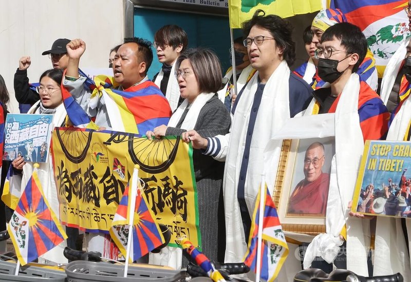 西藏抗暴日在今年3月10日滿66週年,西藏台灣人權連線發起「為西藏自由而騎」活動,5日在立法院群賢樓前舉行記者會,西藏青年會主席貢布頓珠(Gonpo Dhondup)(前左2)從印度來台參加,民進黨立委陳培瑜(右3)、沈伯洋(右2)也出席支持。中央社記者郭日曉攝 114年2月5日