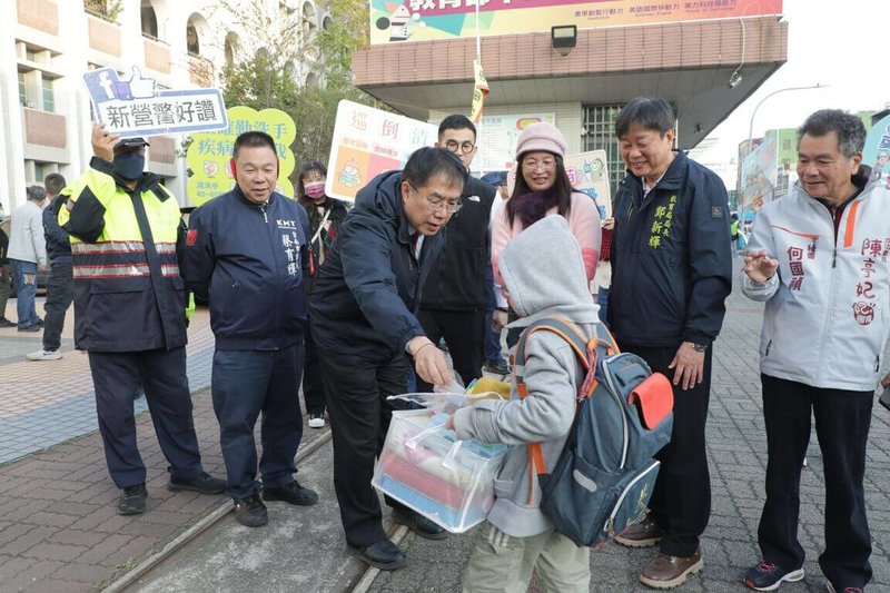 因應114年全國中等學校運動會在台南，台南市國中小學5日提前開學，市長黃偉哲（前左3）上午視察學生返校上課情形，呼籲落實防疫。（台南市政府提供）中央社記者張榮祥台南傳真  114年2月5日