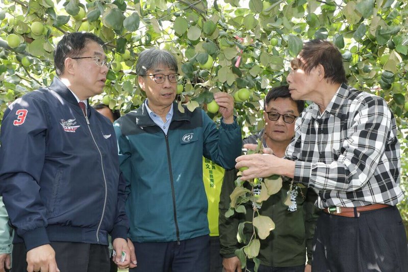 農業部長陳駿季（左2）5日在台南市長黃偉哲（左1）陪同下，視察台南地震災區，了解楠西區、南化區農業災損等情形，指示加速辦理補助及協助災後復原。（台南市政府提供）中央社記者張榮祥台南傳真  114年2月5日