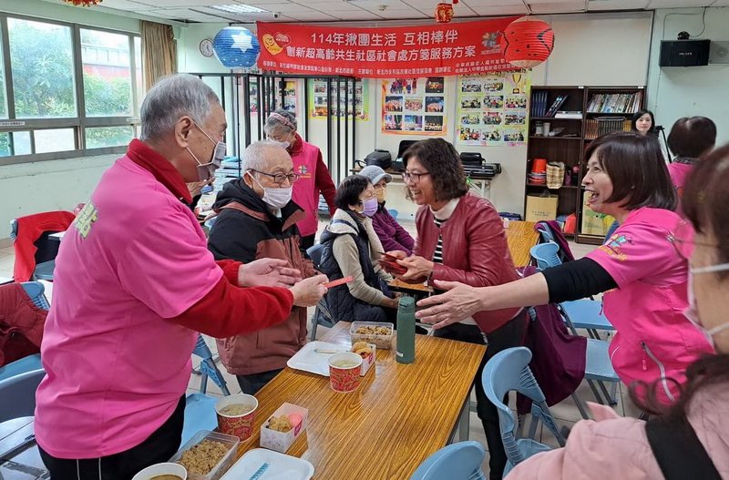 新北市永和區民權社區照顧關懷據點5日舉行新春團拜，據點今年推動超高齡「共生社區社會處方箋」服務，希望能成為初老時尚長者的新天地，打破「照顧者」與「被照顧者」界線。（新北市府社會局提供）中央社記者黃旭昇新北市傳真  114年2月5日