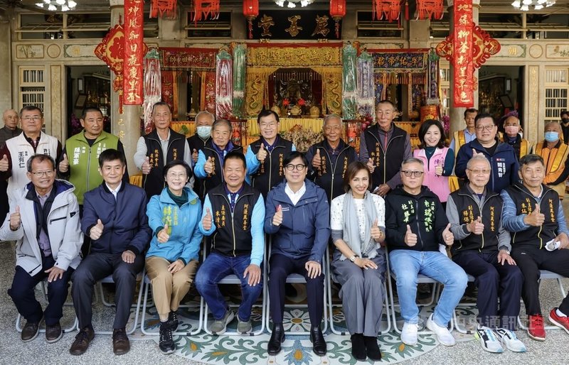 高雄市長陳其邁(前排左5)5日率市府團隊,與民進黨立委邱議瑩(前排右4)、林岱樺(前排左3)等人前往阿蓮薦善堂參香及發送開運小紅包,會後眾人比讚合影留念。中央社記者董俊志攝 114年2月5日