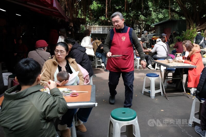 國發會5日公布2024年12月景氣燈號，綜合判斷分數達38分，月增4分，燈號轉呈紅燈。9項構成項目中，批發、零售及餐飲業營業額轉為黃紅燈。圖為台北市大稻埕慈聖宮美食街用餐人潮。中央社記者趙世勳攝 114年2月5日