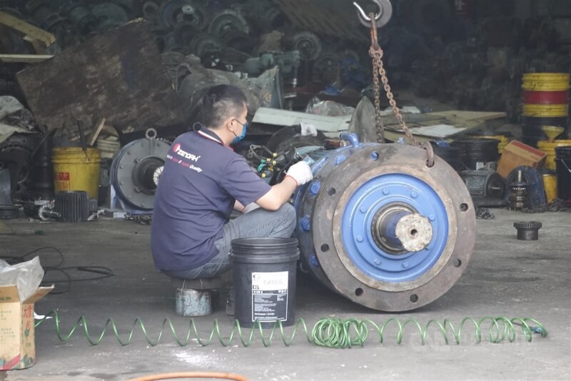 高雄市鹽埕區馬達製造業者工作一景。（中央社檔案照片）