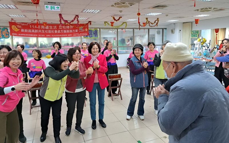 新北市永和區民權社區照顧關懷據點5日舉行新春團拜,據點因應超高齡社會,推行「共生社區」理念,讓每個人都可成為助人者,發展具有人情味,跨年齡、跨族群的互助社區。(新北市府社會局提供)中央社記者黃旭昇新北市傳真 114年2月5日