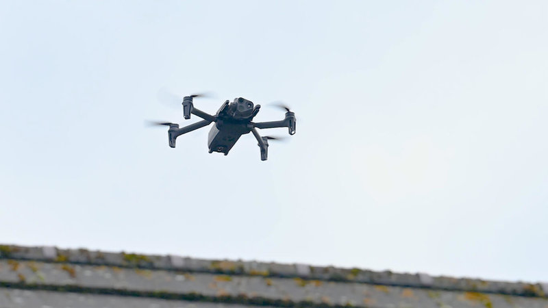 英國國防部導入運用人工智慧(AI)技術的無人機,可遠距自主偵測、分析可疑爆裂裝置,並在爆裂物未獲排除前,監控安全警戒區或封鎖線,確保大眾安全。(英國國防部提供)中央社記者陳韻聿倫敦傳真 114年2月5日