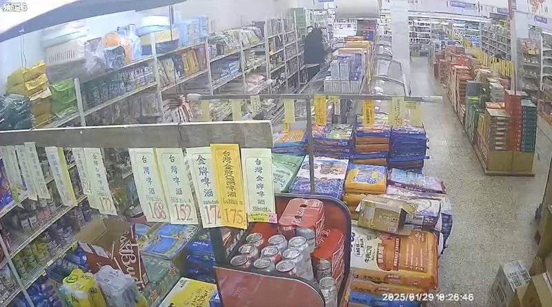 苗栗縣公館鄉1間超市在春節期間遭竊7瓶高單價酒品禮盒，損失新台幣1萬7000餘元，業者將監視器影片po網揪賊；警方5日表示，已掌握黃姓婦人涉有重嫌，追緝中。（民眾提供）中央社記者管瑞平傳真  114年2月5日