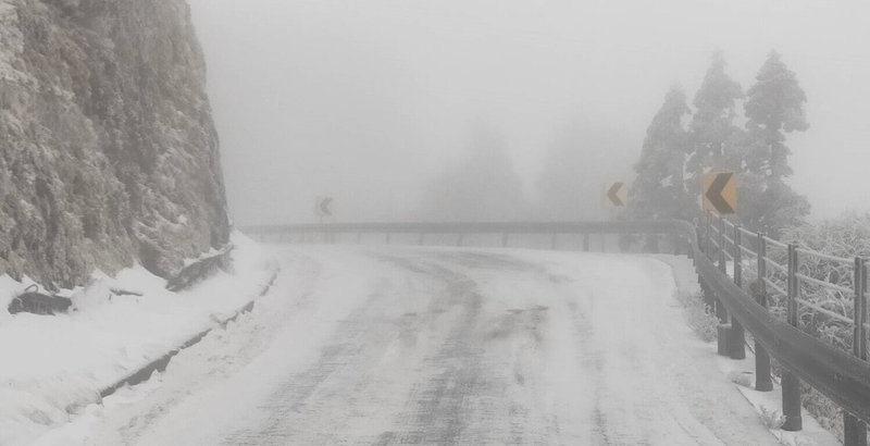 合歡山5日降雪、冰霰一陣一陣，整座山頭成為冰凍世界，由於夜間有局部路面結冰及固態降水機率，交通部公路局公告，台14甲線翠峰至大禹嶺5日晚間6時至6日清晨7時預警封閉。（公路局提供）中央社記者蕭博陽南投縣傳真  114年2月5日