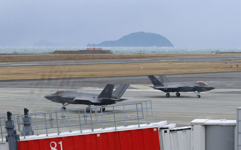 日本松山機場辦公室表示，5日中午兩架美軍F-35匿蹤戰機緊急降落松山機場，據稱因燃油耗盡緊急降落。（共同社）