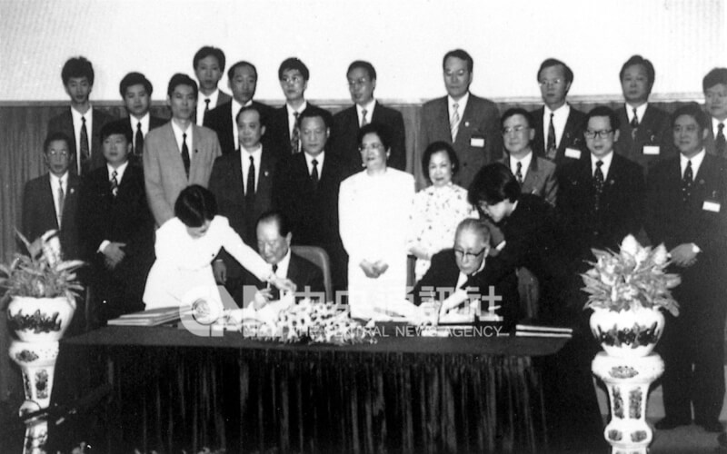 1993年海基會董事長辜振甫(前右坐者)與中國海協會長汪道涵(前左坐者)簽署「辜汪會談」共同協議,辜嚴倬雲(第二排右4)陪同出席。(中央社檔案照片)