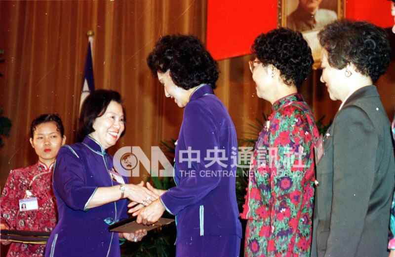1995年婦聯會45週年大會,秘書長嚴倬雲(左2)頒發紀念狀給行政院分會常委連方瑀(右3)等人。(中央社檔案照片)