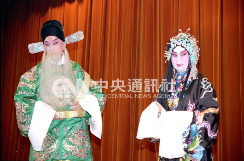1994年辜振甫(左)和夫人辜嚴倬雲(右)彩排國劇「二進宮」等戲碼粉墨登場。(中央社檔案照片)