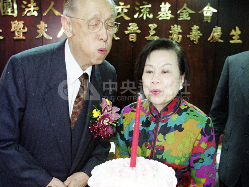 圖為2000年財團法人海峽交流基金會為董事長辜振甫舉辦83歲慶生會，由辜振甫（左）與夫人辜嚴倬雲（右）吹熄蛋糕蠟燭。（中央社檔案照片）