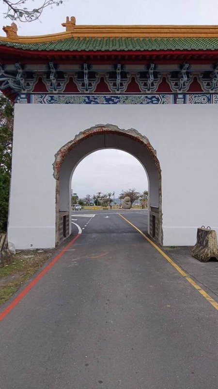 墾丁國家森林遊樂區牌樓4日晚間遭車輛撞擊，拱門鋼板變形，無法直接復位，林保署屏東分署5日下午已洽廠商將鋼板移除。（林業及自然保育署屏東分署提供）中央社記者黃郁菁傳真  114年2月5日