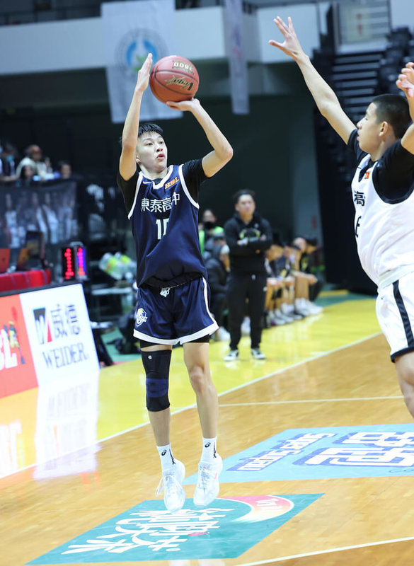 113學年度高中籃球聯賽（HBL）東泰高中5日8強首戰面對錦和高中，東泰靠著吳楀軒（持球者）繳出生涯代表作，轟進全場最高31分，包含7記三分球，順利以77比61開胡。（高中體總提供）中央社記者陳容琛傳真  114年2月5日