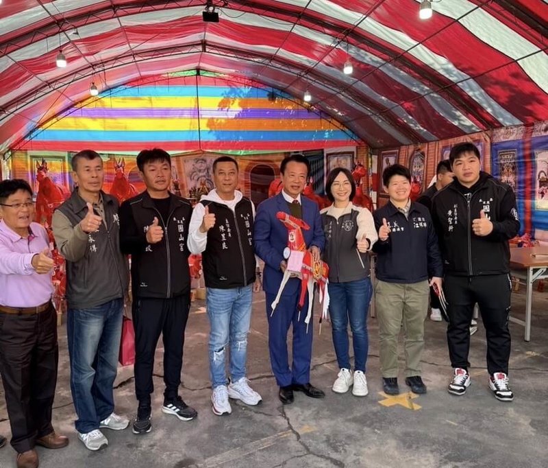嘉義縣鹿草鄉圓山宮元宵節將舉辦放火馬祭儀(火馬祭),今年邀請縣長翁章梁(右4)親手製作小火馬,將於元宵節當天與鄉親一同點燃火焰。(嚴珮瑜提供)中央社記者蔡智明傳真 114年2月5日