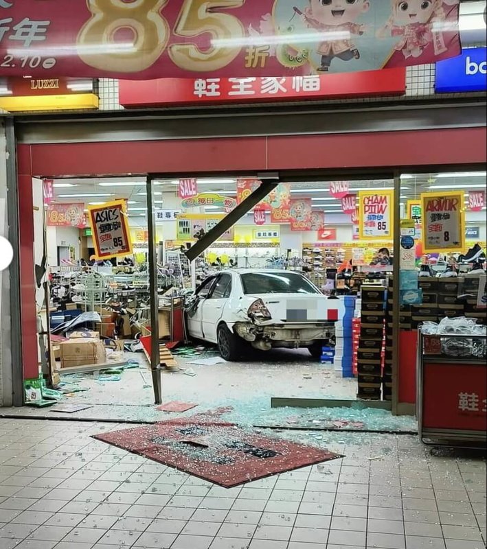 彰化縣和美鎮5日晚間發生自小客車和救護車碰撞車禍，救護車被撞後停在路口，自小客車則失控衝入1間鞋店，大門口玻璃碎裂，駕駛自小客車的男子手部擦傷，救護車駕駛及病患則無大礙。（彰化縣議員賴清美提供）中央社記者吳哲豪傳真  114年2月5日