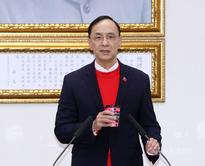 國民黨5日下午舉行中常會,黨主席朱立倫(圖)表示,有公民團體日前到路易莎咖啡的南投埔里酒廠門市戶外桌椅收取罷免連署書,遭店家勸離,但隨後店家也遭到網友出征,他特地請中常委們一人一杯路易莎咖啡,表達力挺態度。中央社記者郭日曉攝 114年2月5日