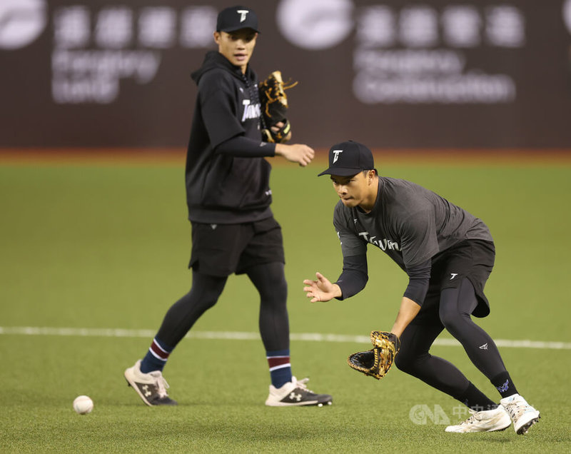 中華職棒台鋼雄鷹31歲野手吳念庭（右）已是世界棒球經典賽（WBC）資格賽台灣代表年紀最長，他表示，這代表台灣棒球越來越好，也提醒自己要保持好實力和競爭力。圖為吳念庭與球員王博玄（左）5日進行一壘守備練習。中央社記者張新偉攝  114年2月5日