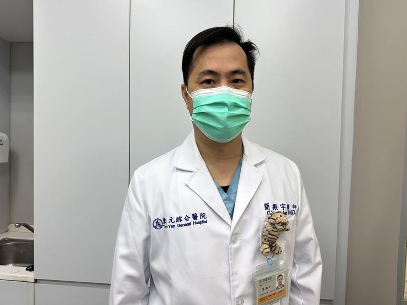新竹縣新埔鎮遠東新世紀化學纖維總廠6日發生氣爆,東元綜合醫院急診科急救醫學教育中心主任簡振宇(圖)表示,陸續共有收治4名傷者,到院時意識清楚,有3名為嚴重燒燙傷,其中的2人已進行插管緊急處理,維持生命徵象穩定。(東元綜合醫院提供)中央社記者郭宣彣傳真 114年2月6日