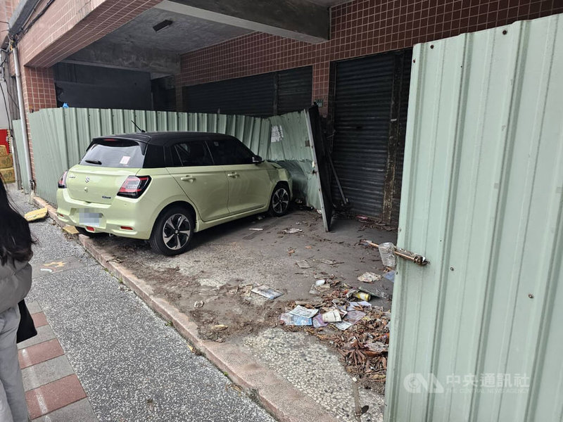 桃園市40歲梁姓女子6日上午駕車行經桃園區大興西路時,衝撞路邊等候公車的民眾,造成6人受傷送醫。(翻攝照片)中央社記者葉臻傳真 114年2月6日