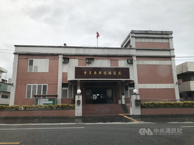 花蓮縣有民眾指戶政人員登門詢問罷免立委單是否為本人簽署，質疑是「查水表」。花蓮縣選委會6日對此表示，行政調查沒有逾越權責，但如何執行則有斟酌餘地。圖為花蓮縣選委會外觀。 中央社記者張祈攝 114年2月6日