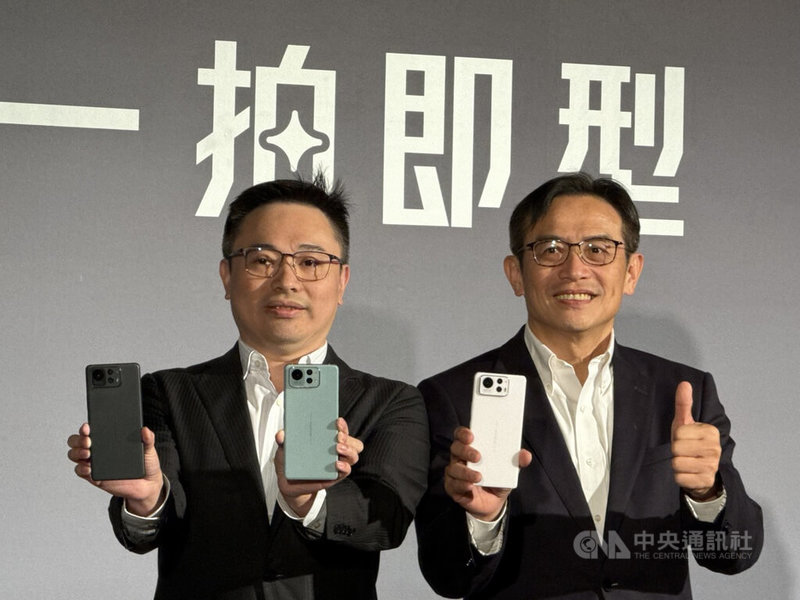 電腦品牌廠華碩6日在台灣發表Zenfone 12 Ultra智慧手機，內建多項人工智慧（AI）功能，預估銷量將較前一代成長30%，右起為華碩全球副總裁林宗樑、華碩手機全球營銷處長張舜翔。中央社記者吳家豪攝  114年2月6日