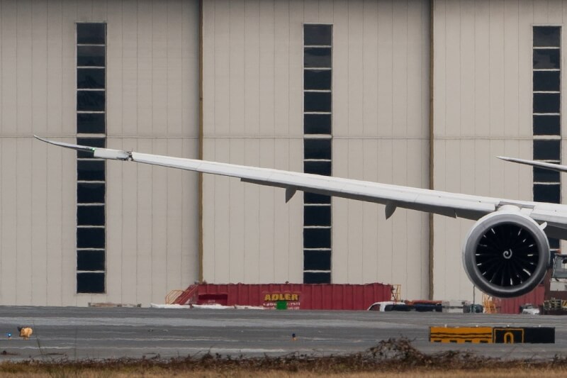 美國西雅圖－塔科瑪國際機場5日一架達美航空班機與日航班機發生擦撞，圖中可見日航班機右翼擦撞時造成的傷痕。（路透社）