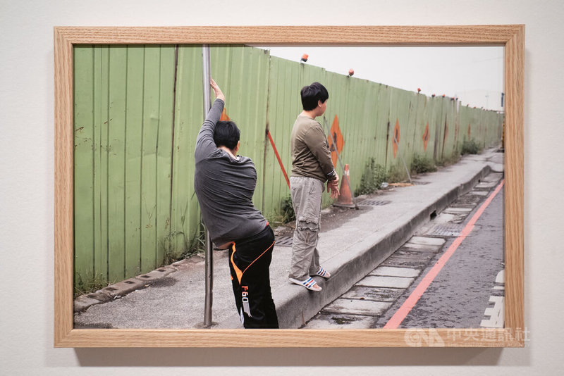 旅法藝術家黃迦作品「Silence is Speaking」跟拍一對位於台東的自閉症兄弟，並透過繪畫與其共同創作。中央社記者李若韻巴黎攝 114年2月6日