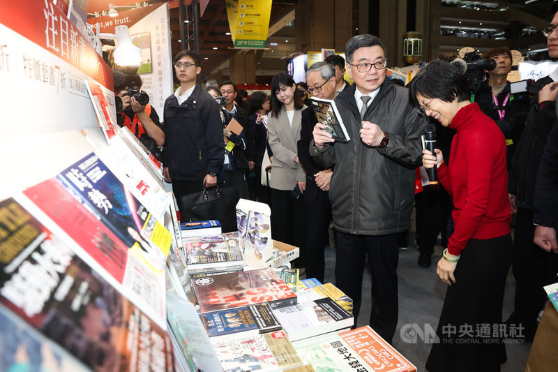 2025台北國際書展4日至9日在世貿1館舉行，行政院長卓榮泰（前右2）6日下午前往參觀，並在讀書共和國攤位暢談漫畫書。中央社記者吳家昇攝　114年2月6日