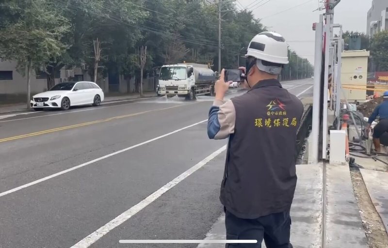 台中市大里區空氣品質惡化，6日下午1時大里測站達「紅色警戒」，環保局除通知大型固定污染源配合降載減排外，也派員加強稽查及洗掃街道。（台中市政府提供）中央社記者郝雪卿傳真  114年2月6日