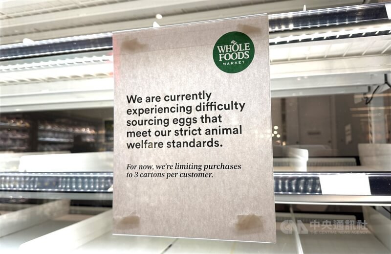 加州全食超市（Whole Foods）缺蛋，架上經常只剩下一張給客戶的公告紙條：「我們在採購符合嚴格動物福利標準的雞蛋方面遇到困難。」中央社記者張欣瑜舊金山攝 114年2月6日