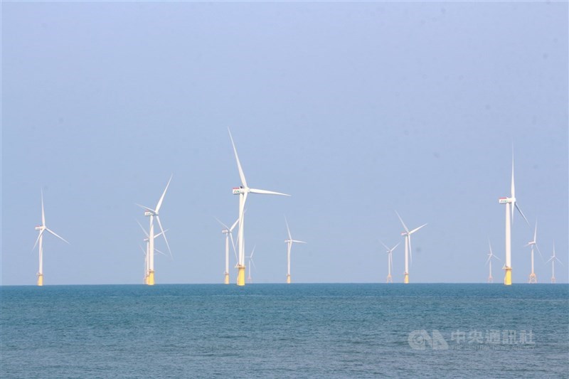 圖為位於苗栗竹南龍鳳漁港外海的台灣首座離岸風電示範風場「海洋風電」。（中央社檔案照片）