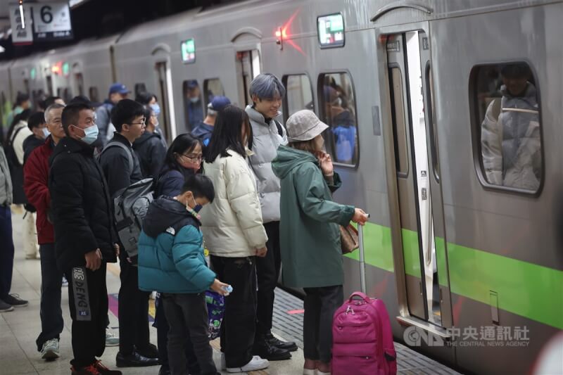 民眾在台北車站月台候車。中央社記者吳家昇攝 114年2月5日