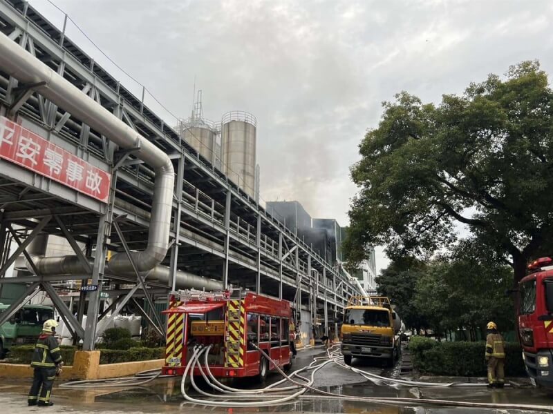 新竹縣新埔鎮遠東新世紀（棉六場北廠）6日發生火警，警消立即到場搶救。（新竹縣消防局提供）中央社記者郭宣彣傳真 114年2月6日