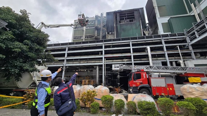 新竹縣新埔鎮遠東新世紀化學纖維總廠6日凌晨發生火警,造成2人死亡、19人受傷,勞動部職安署第一時間已指派副署長及北區職業安全衛生中心主任率員到場檢查,並依法勒令停工。(職安署提供)中央社記者吳欣紜傳真 114年2月6日
