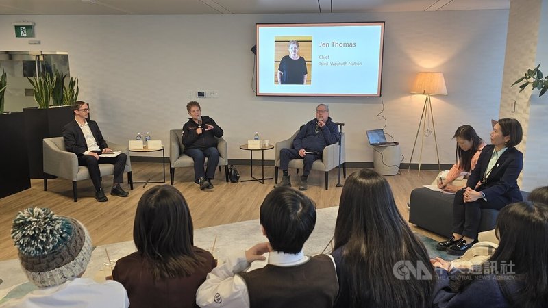透過競賽選拔出的12名優秀的高中生-「外交小尖兵」,在溫哥華聆聽卑詩第一民族峰會(First Nations Summit)執行理事洪文興(Howard Grant,右)、Tsleil-Waututh Nation酋長湯馬斯(Jen Thomas,中)和西門菲沙大學(Simon Fraser University)研究員哈里森(Scott Harrison,左)說明加拿大原住民追求真相和解之路。中央社記者程愛芬溫哥華攝 114年2月6日