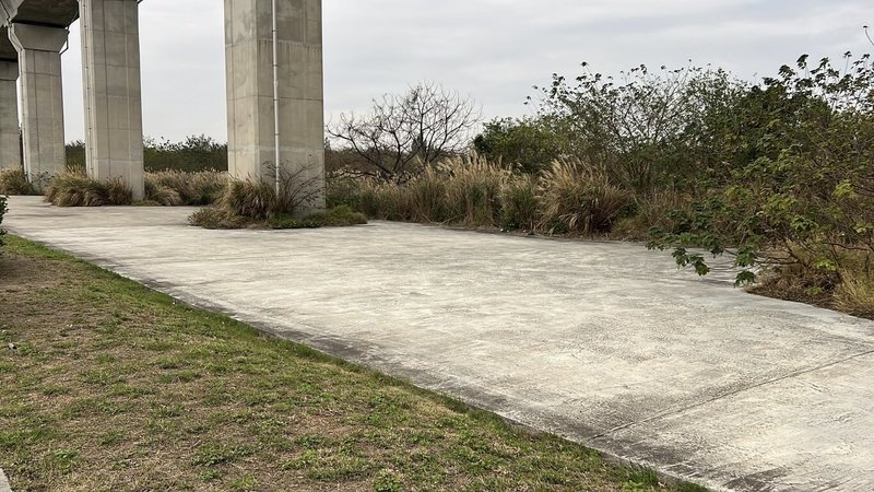 有民眾目擊1名男子5日駕車到苗栗縣後龍鎮親水廊道公園，將車停在空地（圖）整理物品時，多次以腳狠踹女童。警方調閱監視器找到該名男子，男子聲稱因孩童嘔吐在車上，一時情緒失控才會動手毆打。（民眾提供）中央社記者管瑞平傳真  114年2月6日