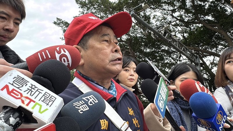 新竹縣遠東新世紀6日發生工廠火警，釀2死19傷。勞動黨新竹縣議員羅美文（戴帽者）曾是遠東化纖員工，他受訪表示，近年廠內人力精簡，應探究工廠設備有否汰舊換新、人員訓練是否足夠。（民眾提供）中央社記者魯鋼駿傳真  114年2月6日