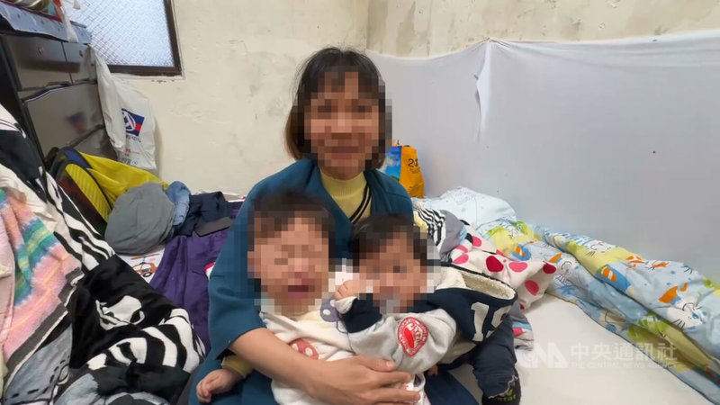 印尼逃逸女移工(中)與台灣沈姓男子生下3個孩子,但因她懷孕時在印尼有婚姻關係,孩子無法取得台灣國籍享有健保,生活也陷困境。女移工6日受訪表示,不想與孩子分開,盼相關單位能協助解決孩子國籍和戶籍問題。中央社記者王朝鈺攝 114年2月6日