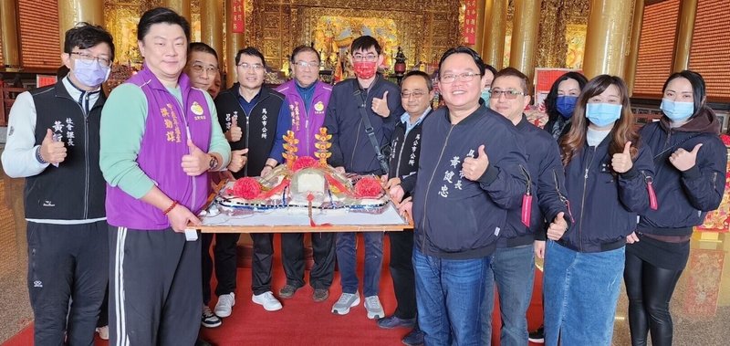 澎湖元宵乞龜文化季活動,澎湖紫微宮6日在玉皇大帝生日致贈「孝義公益米龜」給馬公市公所,市長黃健忠(前右4)率市府團隊前往接受,虔誠祈願市境安寧、百業興旺、市民康泰。(馬公市公所提供)中央社 114年2月6日