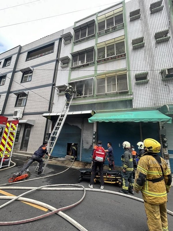 高雄市燕巢區1棟透天建物6日起火，經警方初步了解，疑似電線走火導致燃燒，消防人員布水線灌救，在民宅2樓浴室救出蕭姓女屋主呈OHCA，幸送醫後恢復呼吸心跳，起火原因待調查。（高雄市政府消防局提供）中央社記者張已亷傳真  114年2月6日