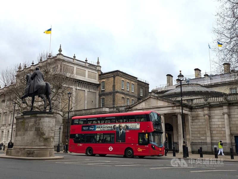 烏克蘭戰爭本月將邁入3週年，英國持續在軍事、經貿、社會重建等領域積極支援烏克蘭。圖為倫敦市中心中央政府機關建物仍可見烏克蘭國旗飄揚。中央社記者陳韻聿倫敦攝  114年2月7日