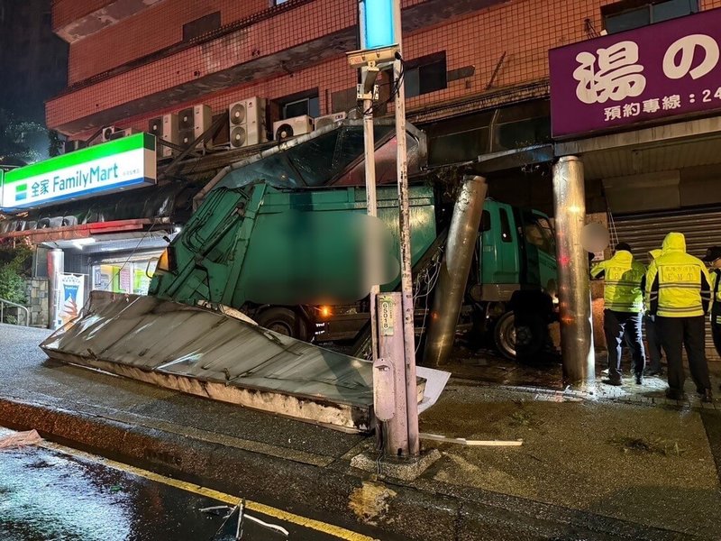 基隆市1輛民間垃圾車7日凌晨暫停在樂利三街時，疑因油壓煞車失靈，車輛突然自行沿著下坡路段滑行撞進路邊店家，現場凌亂，所幸未造成人員傷亡。（警方提供）中央社記者沈如峰基隆傳真 114年2月7日