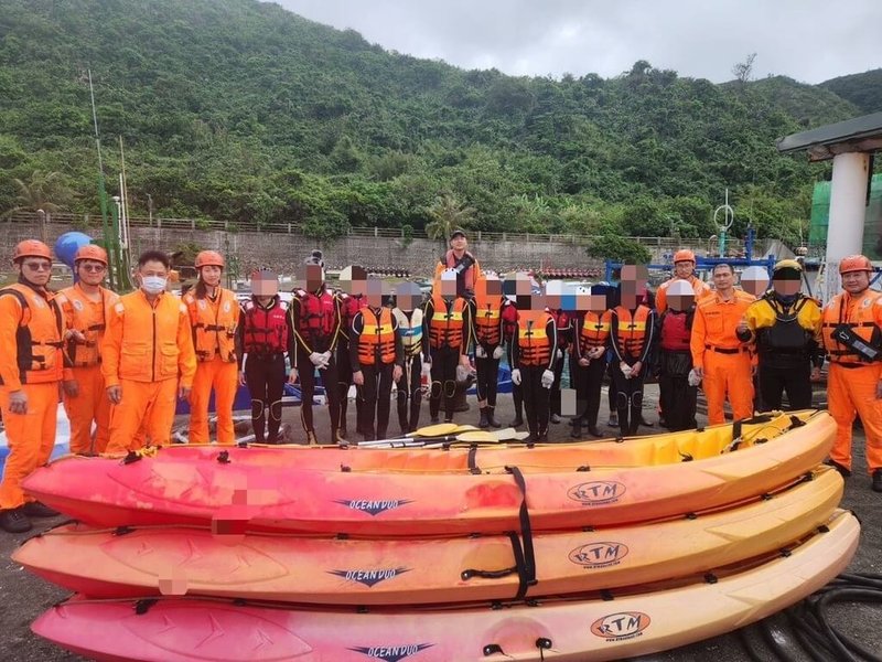 新竹市立光武國中師生7日赴台東綠島海域體驗獨木舟，但受海象影響導致學員體力不支，13名師生及4名教練最終由海巡協助救援上岸。（海巡署第15海巡隊提供）中央社記者盧太城台東傳真  114年2月7日